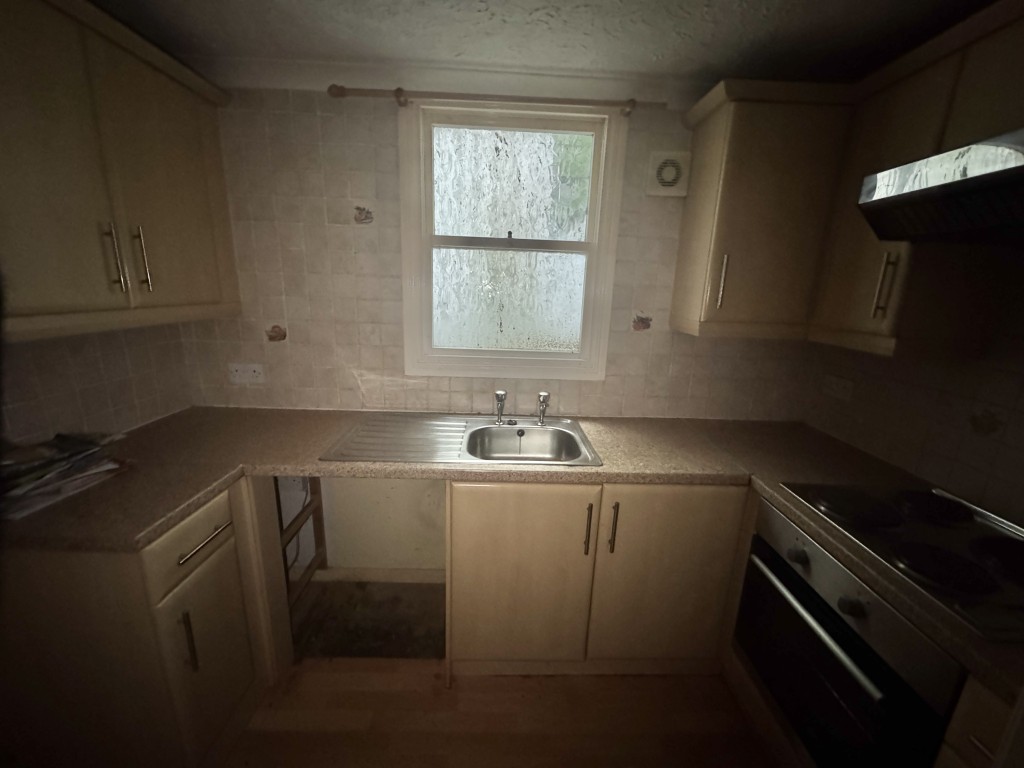 Lot: 184 - TOWN CENTRE FLAT FOR INVESTMENT OR OCCUPATION - Kitchen
